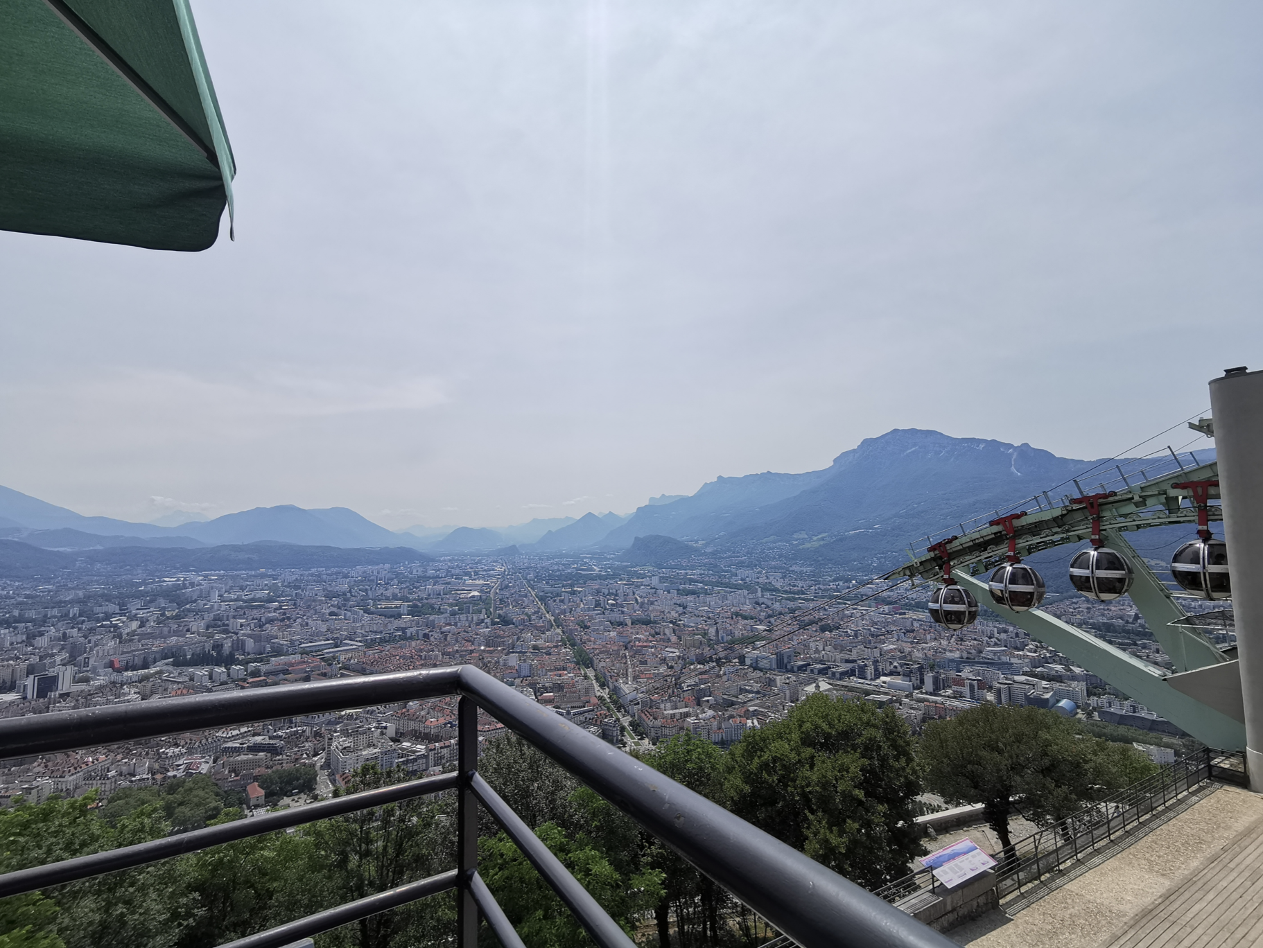 Der Blick von der Bastille auf Grenoble und die umliegenden Aplen